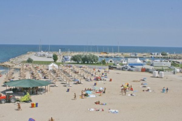 Individul care a aruncat cu ulei încins pe turiştii din Eforie a fost condamnat